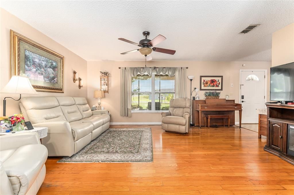 合同活跃: $299,900 (4 贝兹, 2 浴室, 2034 平方英尺)