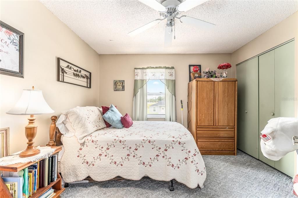 合同活跃: $299,900 (4 贝兹, 2 浴室, 2034 平方英尺)