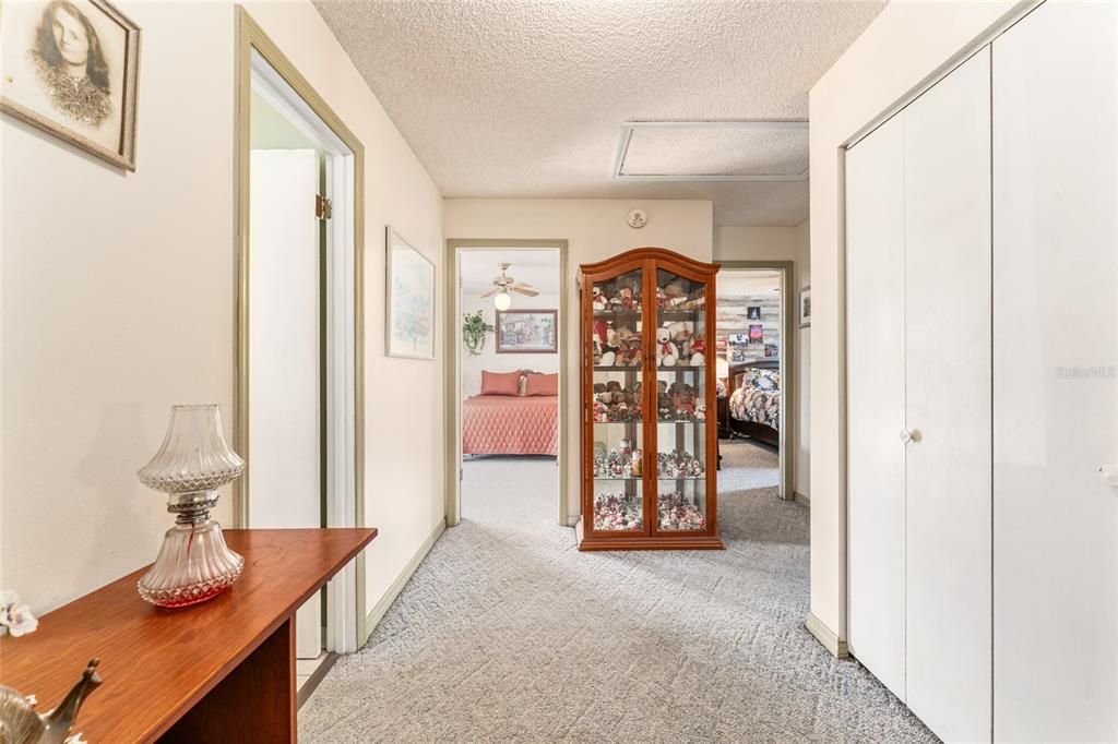 合同活跃: $299,900 (4 贝兹, 2 浴室, 2034 平方英尺)