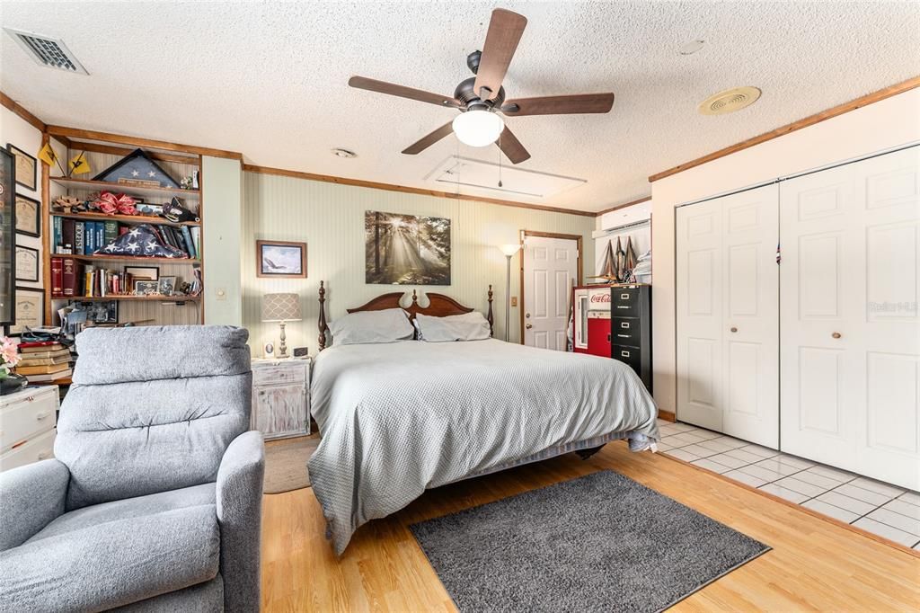 合同活跃: $299,900 (4 贝兹, 2 浴室, 2034 平方英尺)