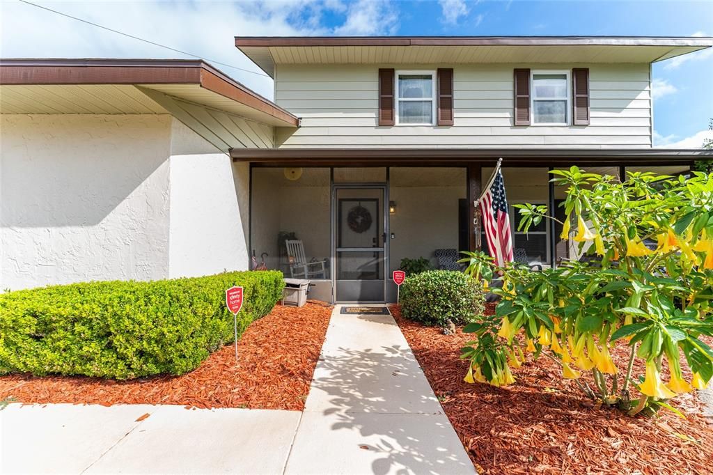 合同活跃: $299,900 (4 贝兹, 2 浴室, 2034 平方英尺)