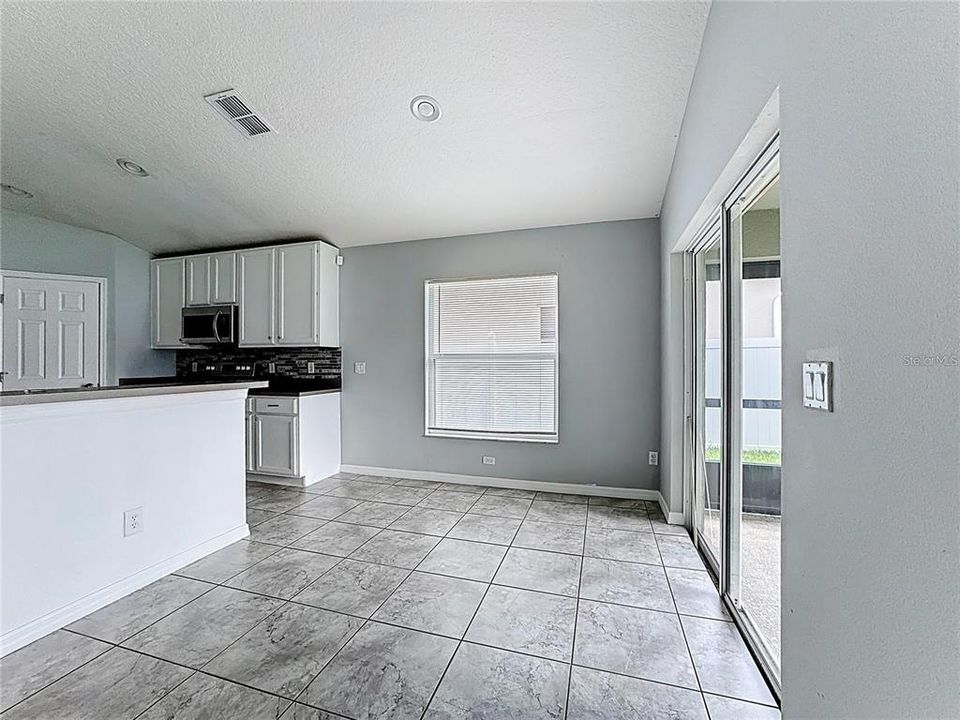 出租: $2,400 (4 贝兹, 2 浴室, 2399 平方英尺)