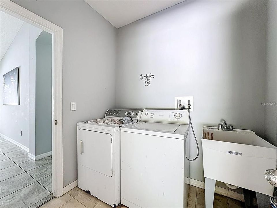 出租: $2,400 (4 贝兹, 2 浴室, 2399 平方英尺)