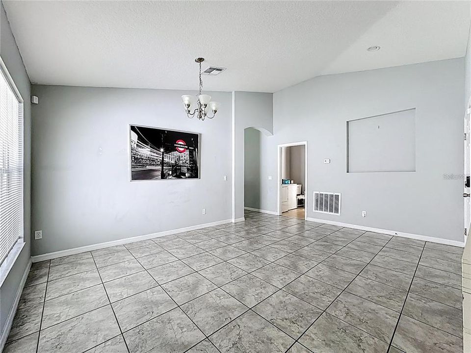 出租: $2,400 (4 贝兹, 2 浴室, 2399 平方英尺)