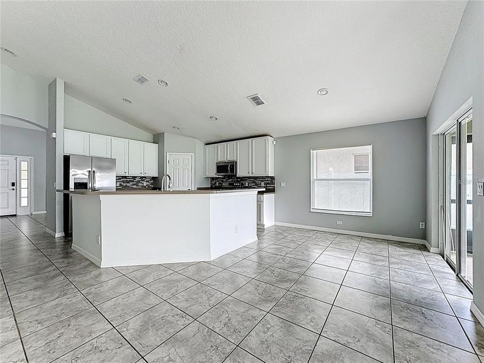 出租: $2,400 (4 贝兹, 2 浴室, 2399 平方英尺)