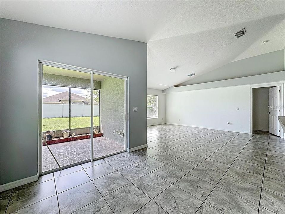 出租: $2,400 (4 贝兹, 2 浴室, 2399 平方英尺)