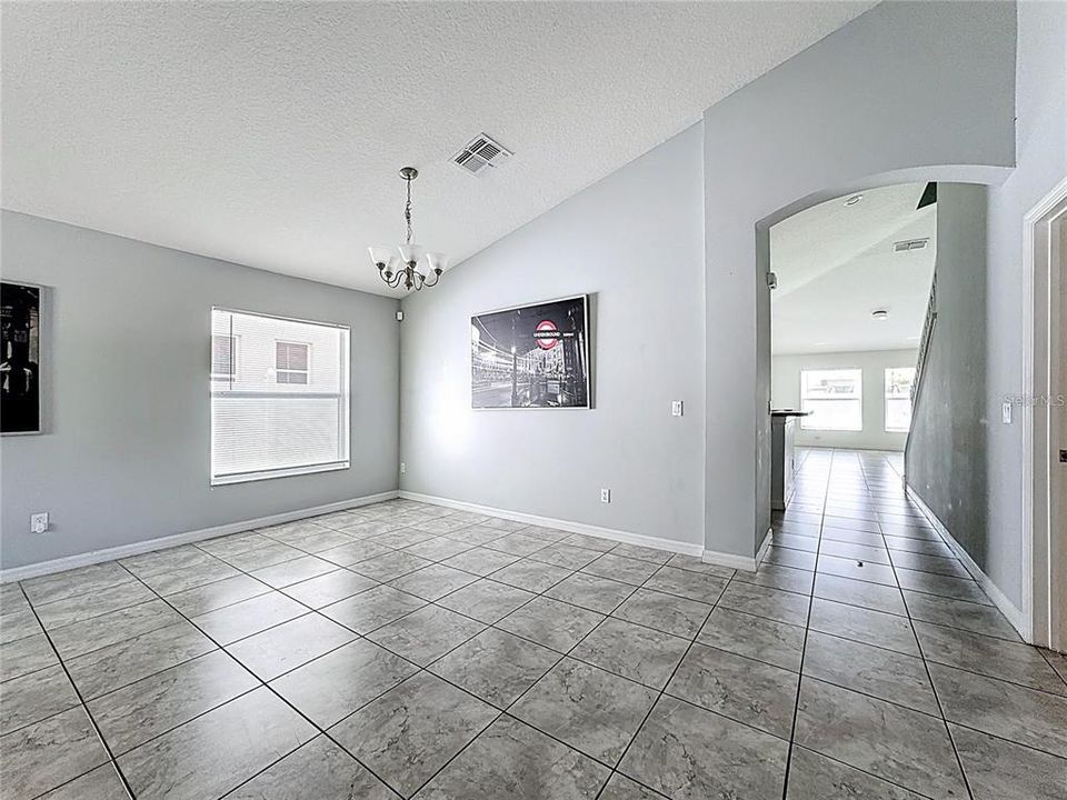 出租: $2,400 (4 贝兹, 2 浴室, 2399 平方英尺)