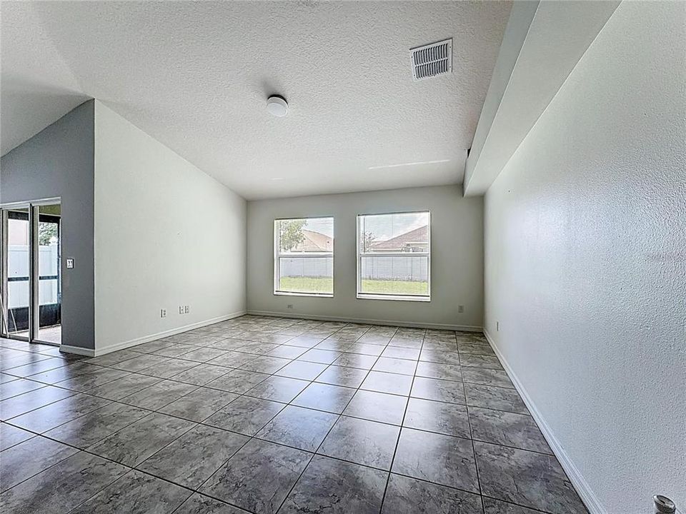 出租: $2,400 (4 贝兹, 2 浴室, 2399 平方英尺)