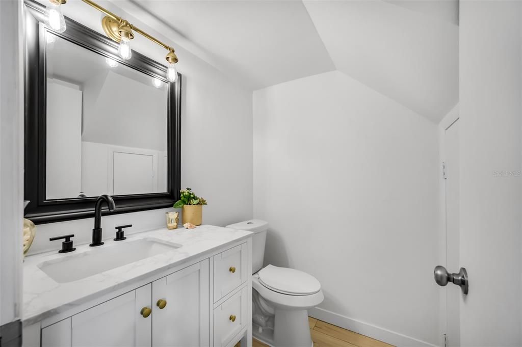 For Rent: $2,000 (2 beds, 1 baths, 853 Square Feet)