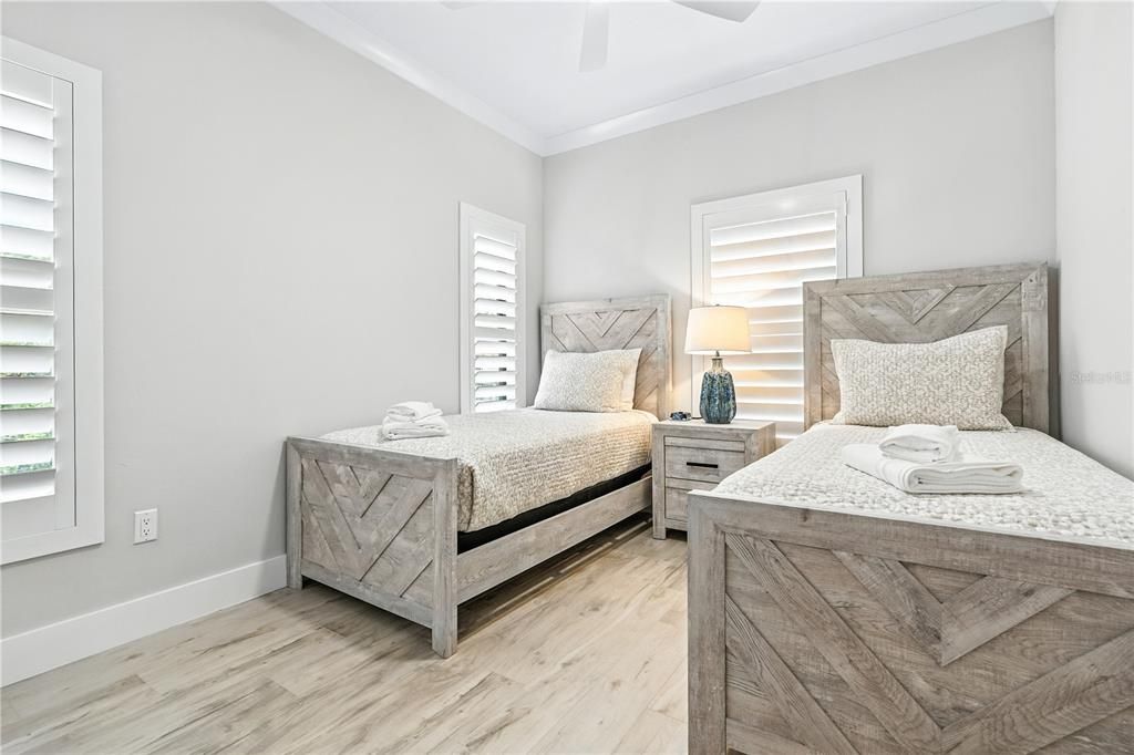 В аренду: $5,800 (2 спален, 1 ванн, 950 Квадратных фут)