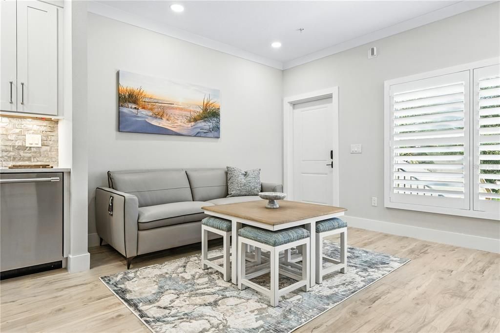 В аренду: $5,800 (2 спален, 1 ванн, 950 Квадратных фут)