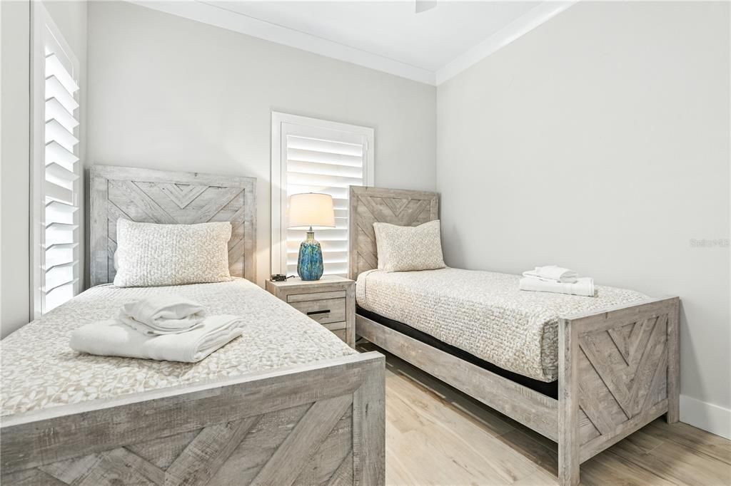 В аренду: $5,800 (2 спален, 1 ванн, 950 Квадратных фут)