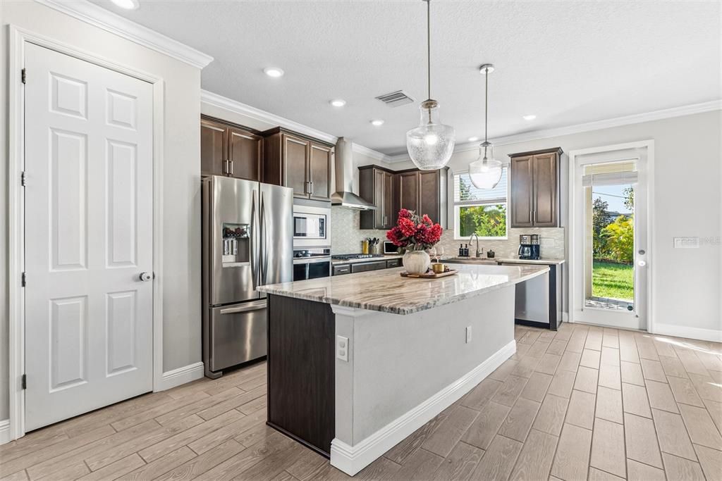 For Sale: $485,000 (4 beds, 2 baths, 2523 Square Feet)