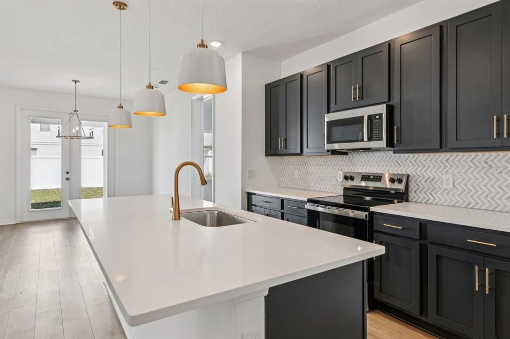 待售: $399,990 (4 贝兹, 2 浴室, 1903 平方英尺)