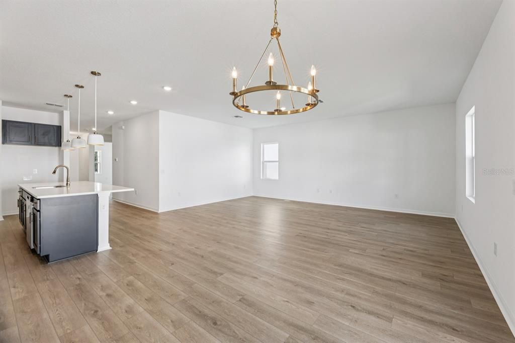 待售: $399,990 (4 贝兹, 2 浴室, 1903 平方英尺)