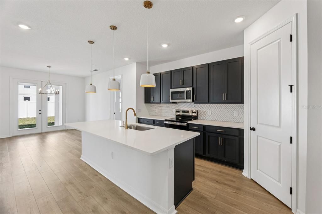 待售: $399,990 (4 贝兹, 2 浴室, 1903 平方英尺)