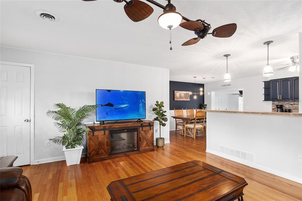 For Rent: $3,500 (4 beds, 2 baths, 1414 Square Feet)