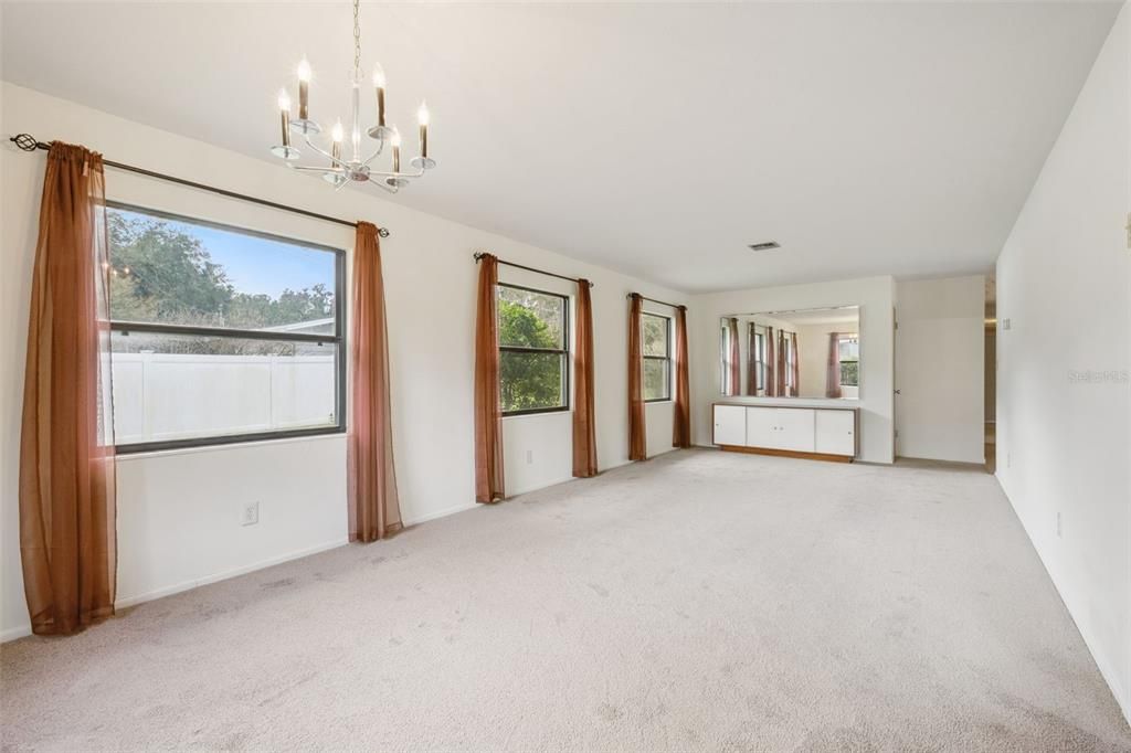 En Venta: $434,900 (4 camas, 2 baños, 2106 Pies cuadrados)