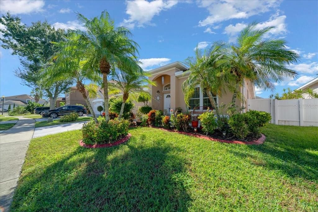 For Sale: $469,000 (5 beds, 2 baths, 2522 Square Feet)