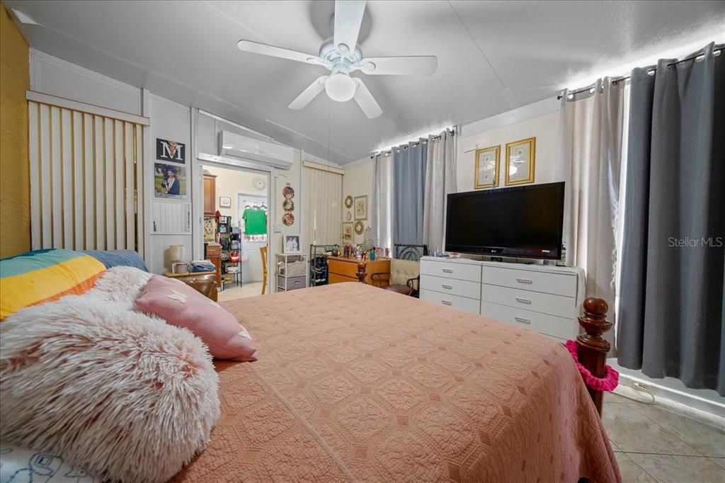 For Sale: $469,000 (5 beds, 2 baths, 2522 Square Feet)