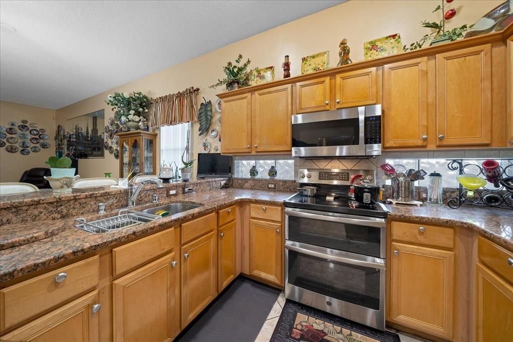 For Sale: $469,000 (5 beds, 2 baths, 2522 Square Feet)