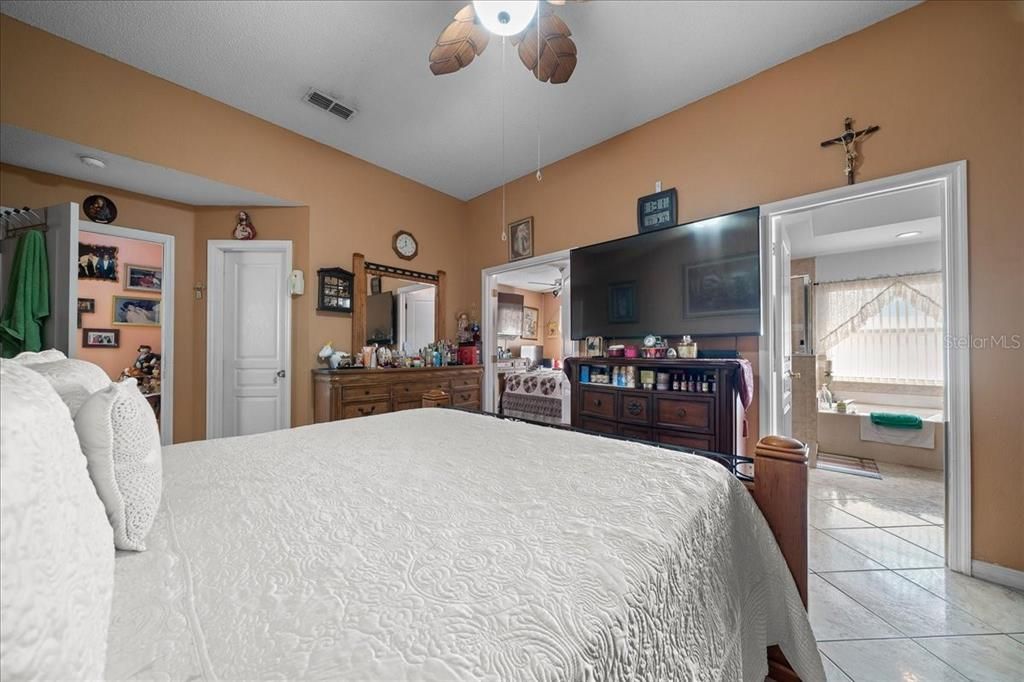 For Sale: $469,000 (5 beds, 2 baths, 2522 Square Feet)