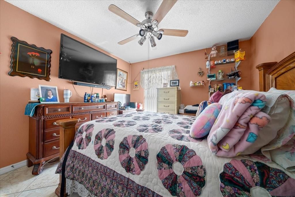 For Sale: $469,000 (5 beds, 2 baths, 2522 Square Feet)