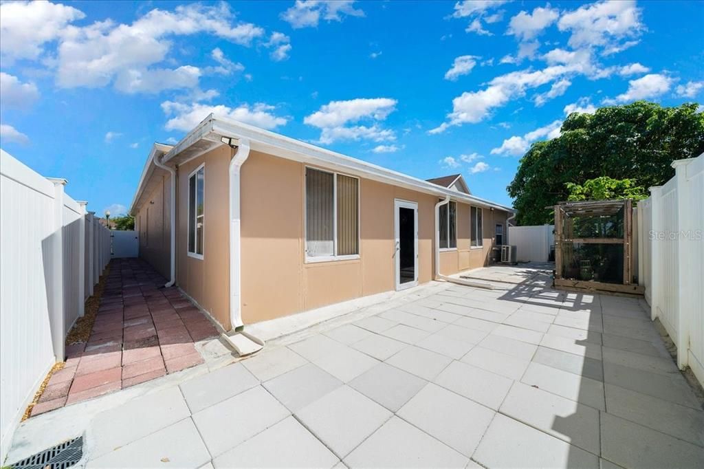 For Sale: $469,000 (5 beds, 2 baths, 2522 Square Feet)