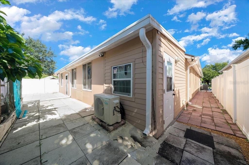 For Sale: $469,000 (5 beds, 2 baths, 2522 Square Feet)