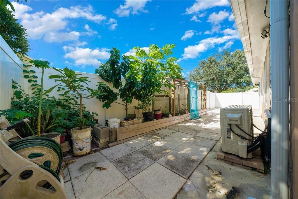 For Sale: $469,000 (5 beds, 2 baths, 2522 Square Feet)