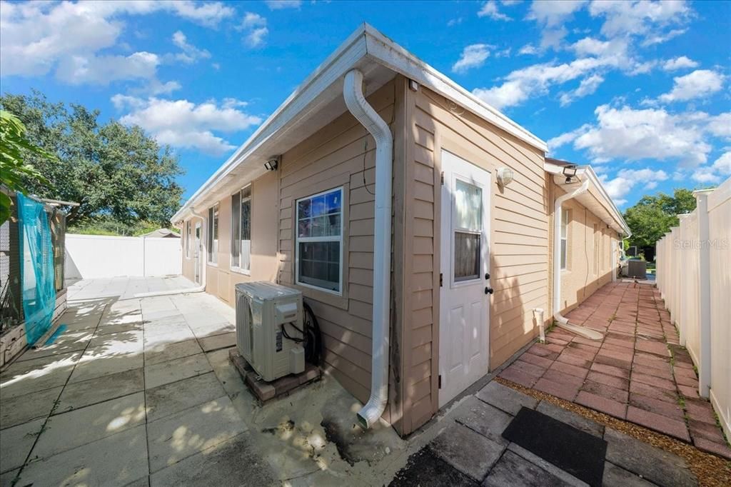 For Sale: $469,000 (5 beds, 2 baths, 2522 Square Feet)