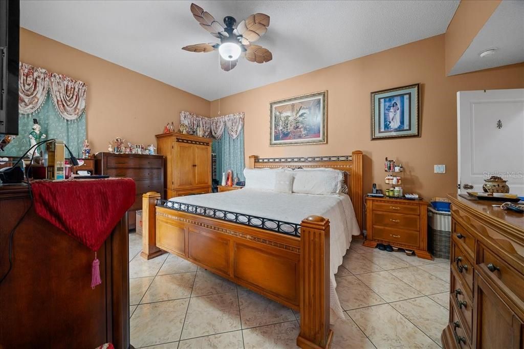 For Sale: $469,000 (5 beds, 2 baths, 2522 Square Feet)