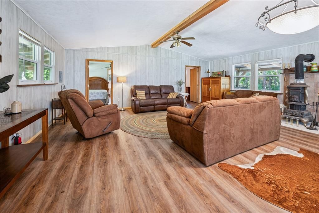 待售: $395,000 (2 贝兹, 2 浴室, 1376 平方英尺)