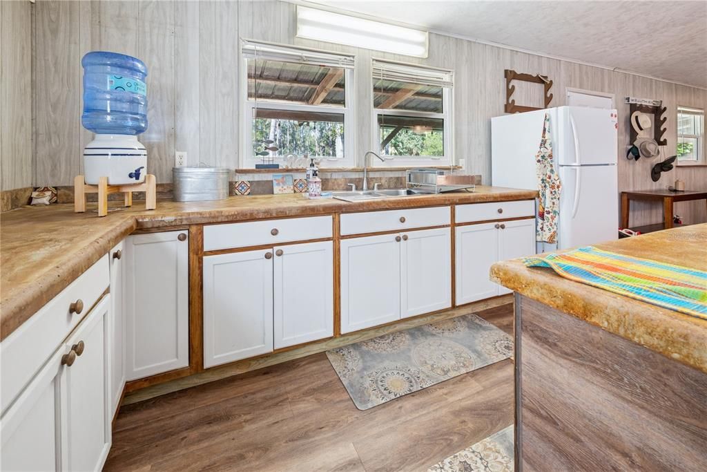 待售: $395,000 (2 贝兹, 2 浴室, 1376 平方英尺)