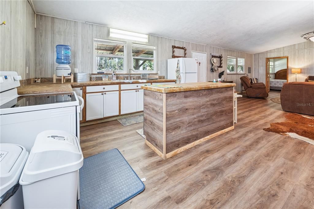 待售: $395,000 (2 贝兹, 2 浴室, 1376 平方英尺)