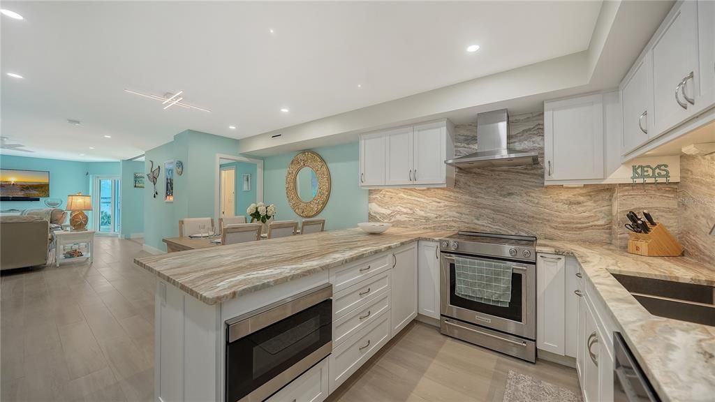 For Sale: $1,095,000 (2 beds, 2 baths, 1290 Square Feet)