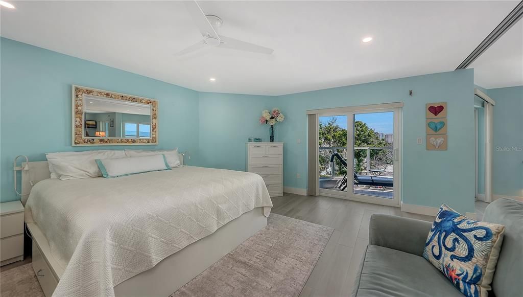 For Sale: $1,095,000 (2 beds, 2 baths, 1290 Square Feet)