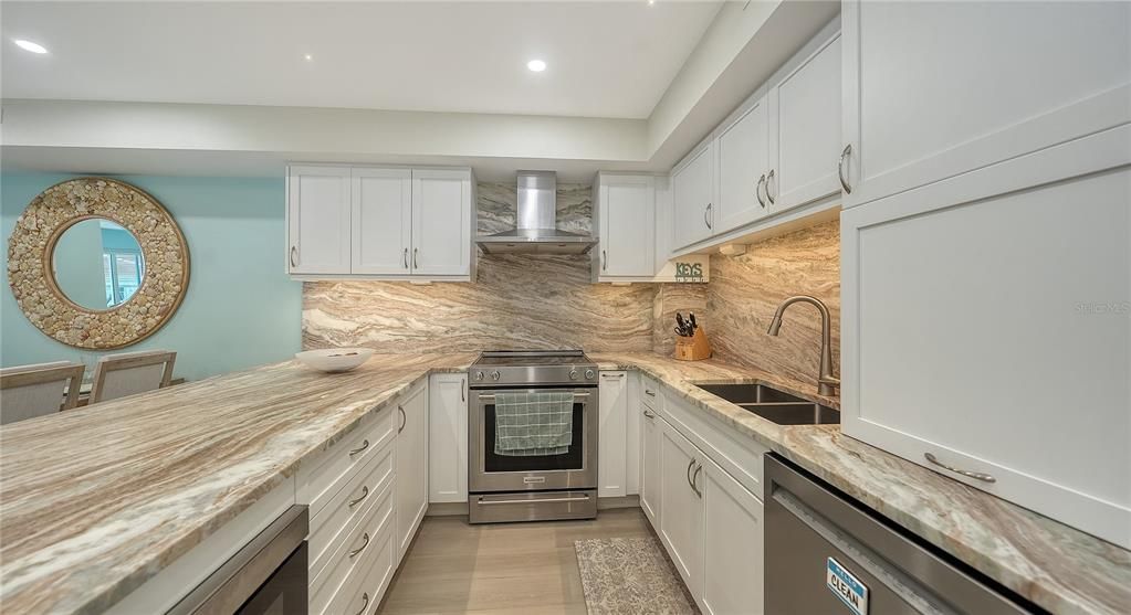 For Sale: $1,095,000 (2 beds, 2 baths, 1290 Square Feet)