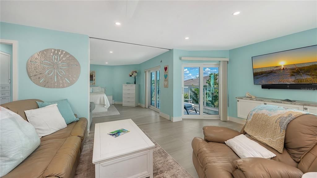 For Sale: $1,095,000 (2 beds, 2 baths, 1290 Square Feet)