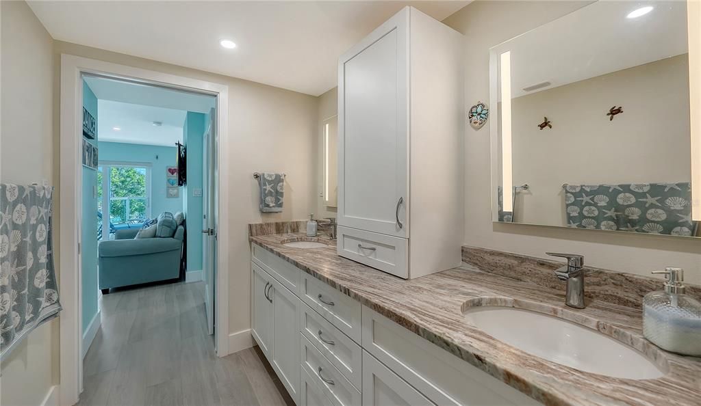 For Sale: $1,095,000 (2 beds, 2 baths, 1290 Square Feet)