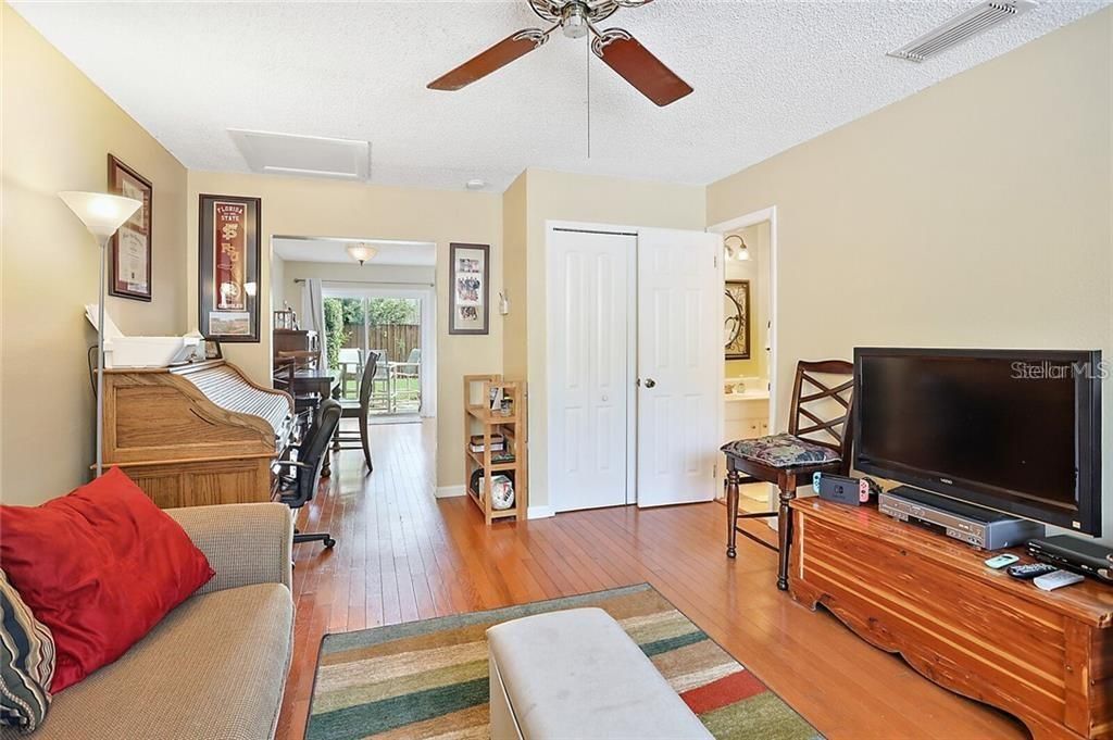 For Sale: $239,000 (2 beds, 2 baths, 1156 Square Feet)