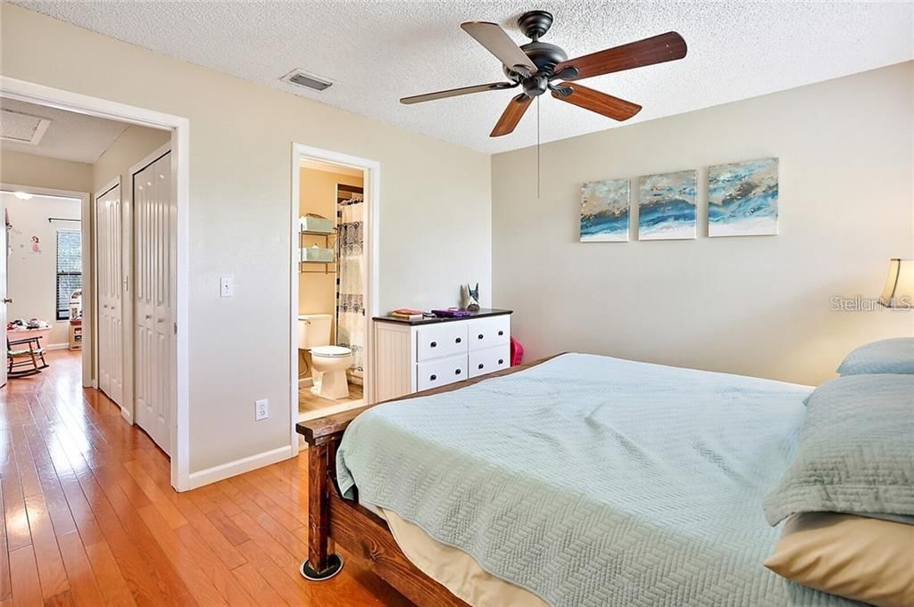 For Sale: $239,000 (2 beds, 2 baths, 1156 Square Feet)