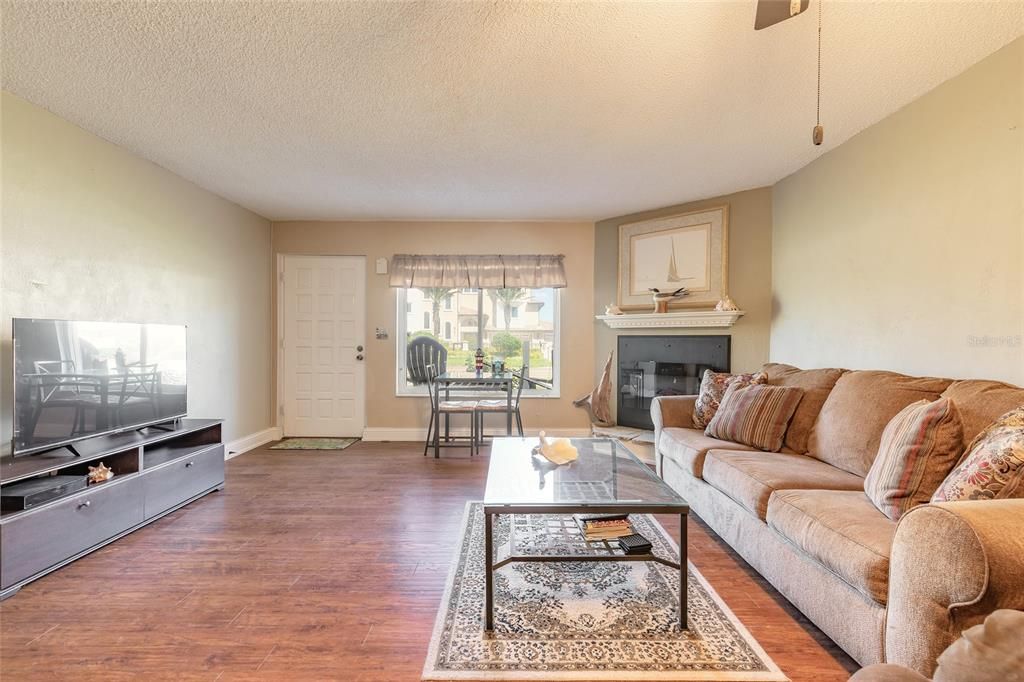 На продажу: $340,000 (2 спален, 2 ванн, 1536 Квадратных фут)