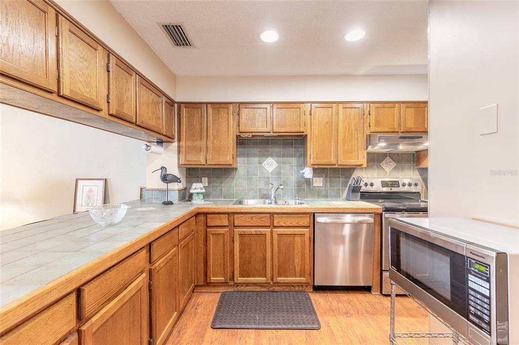 На продажу: $340,000 (2 спален, 2 ванн, 1536 Квадратных фут)