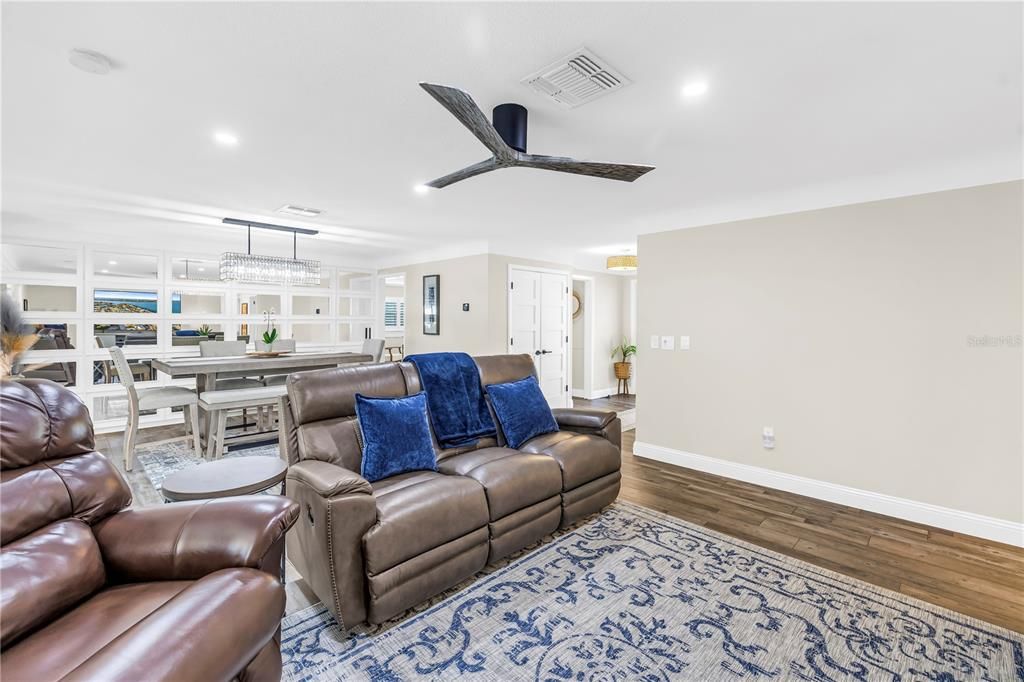 En Venta: $989,000 (4 camas, 3 baños, 2670 Pies cuadrados)