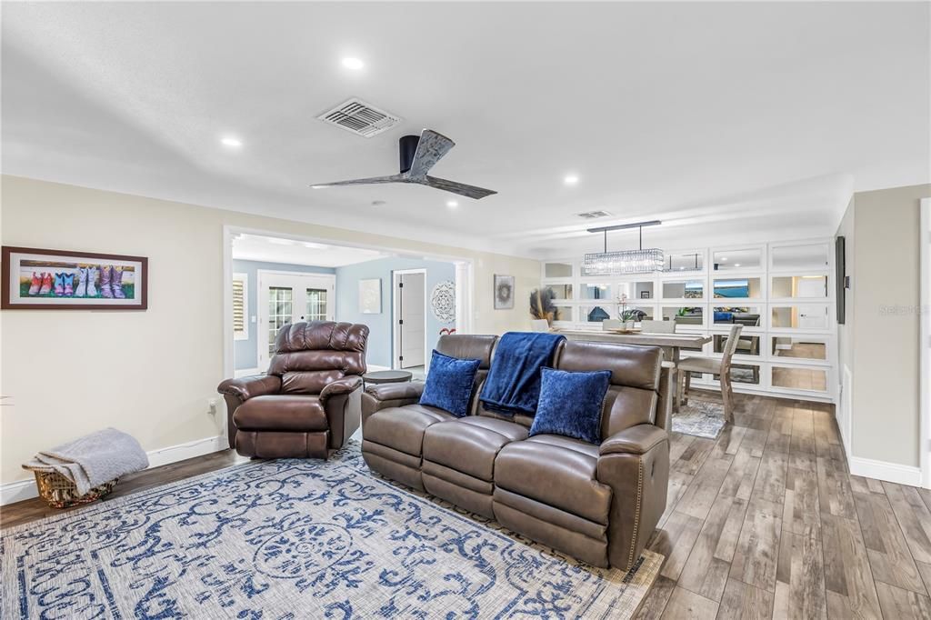 En Venta: $989,000 (4 camas, 3 baños, 2670 Pies cuadrados)