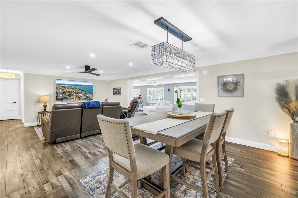 En Venta: $989,000 (4 camas, 3 baños, 2670 Pies cuadrados)