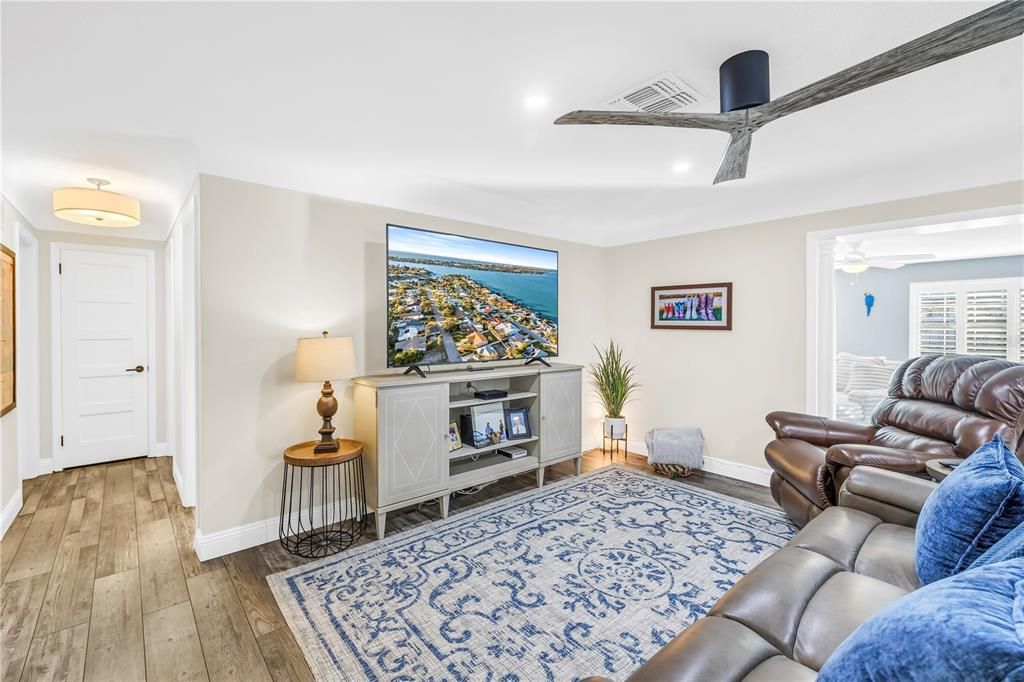 En Venta: $989,000 (4 camas, 3 baños, 2670 Pies cuadrados)