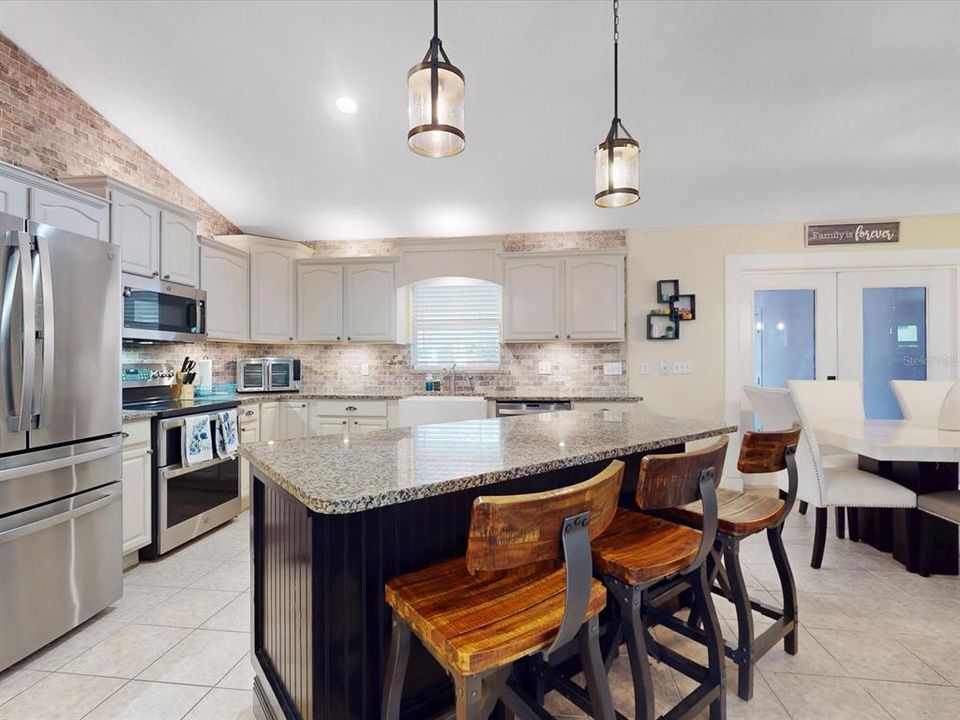 For Sale: $595,000 (6 beds, 3 baths, 2560 Square Feet)