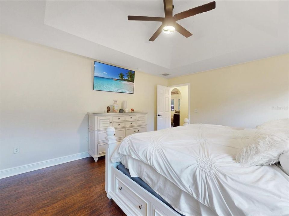 For Sale: $595,000 (6 beds, 3 baths, 2560 Square Feet)